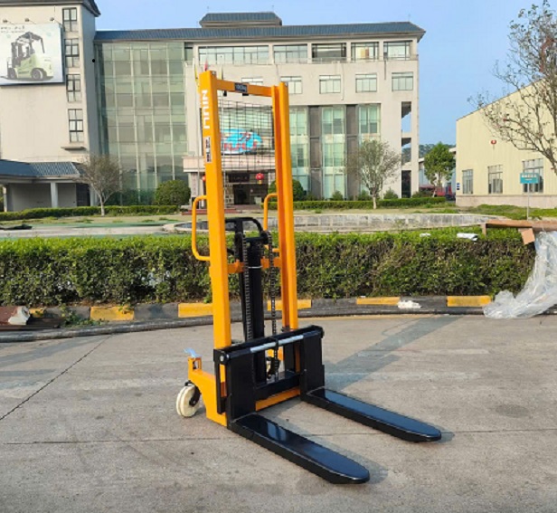 xe-nang-tay-cao-1-tan-1-4